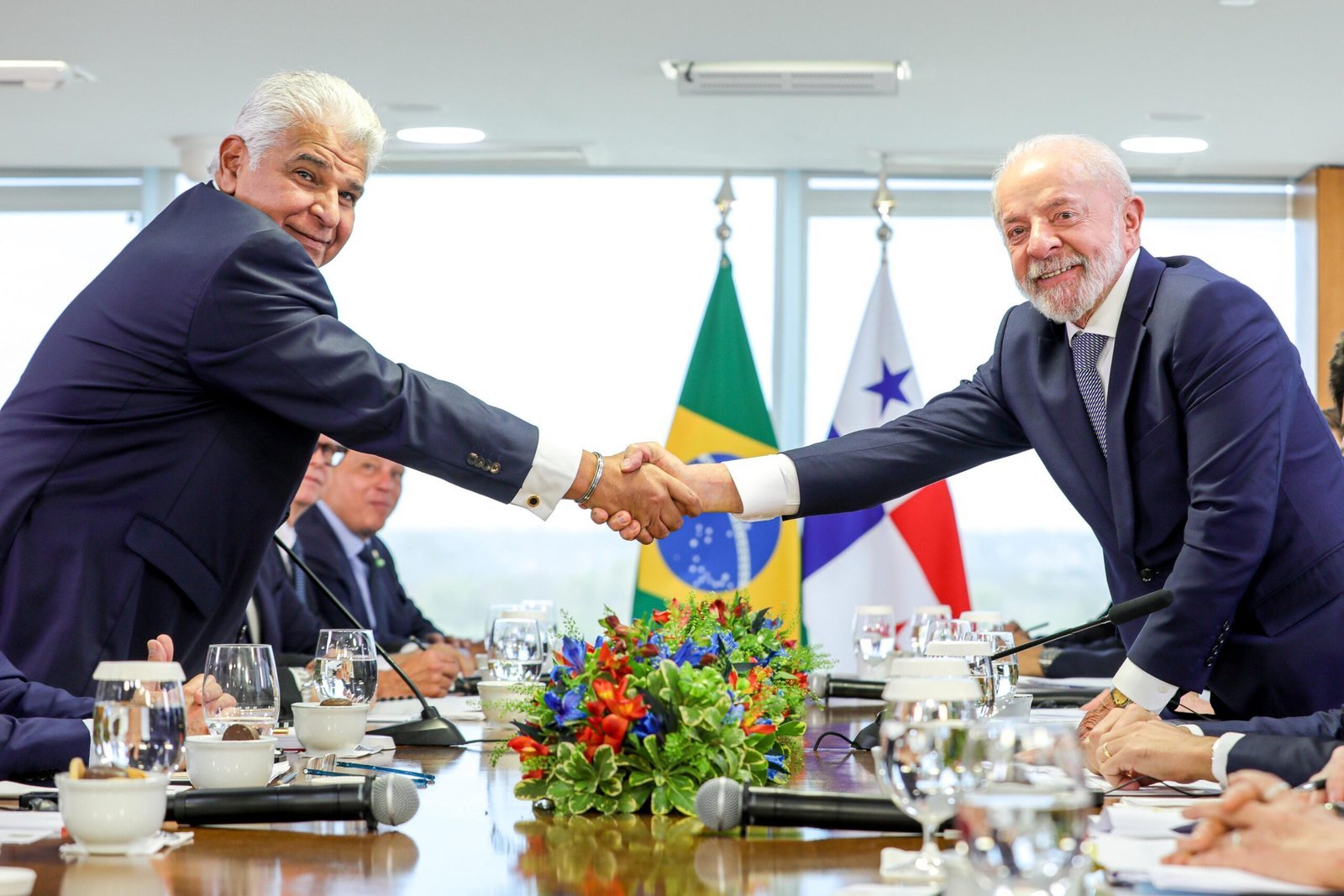 Presidente panameño José Raúl Mulino junto a su homólogo bresileño Lula da Silva