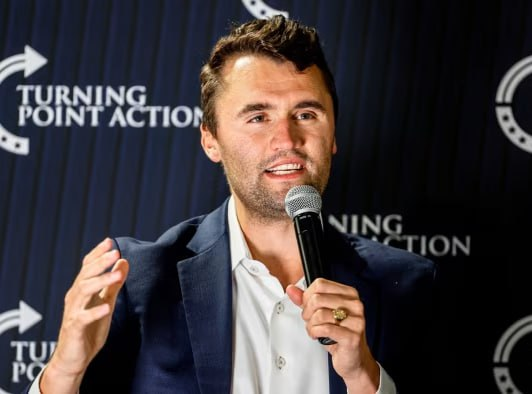 Asesinato de Charlie Kirk: Hallan rifle y continúa la búsqueda del atacante en Utah