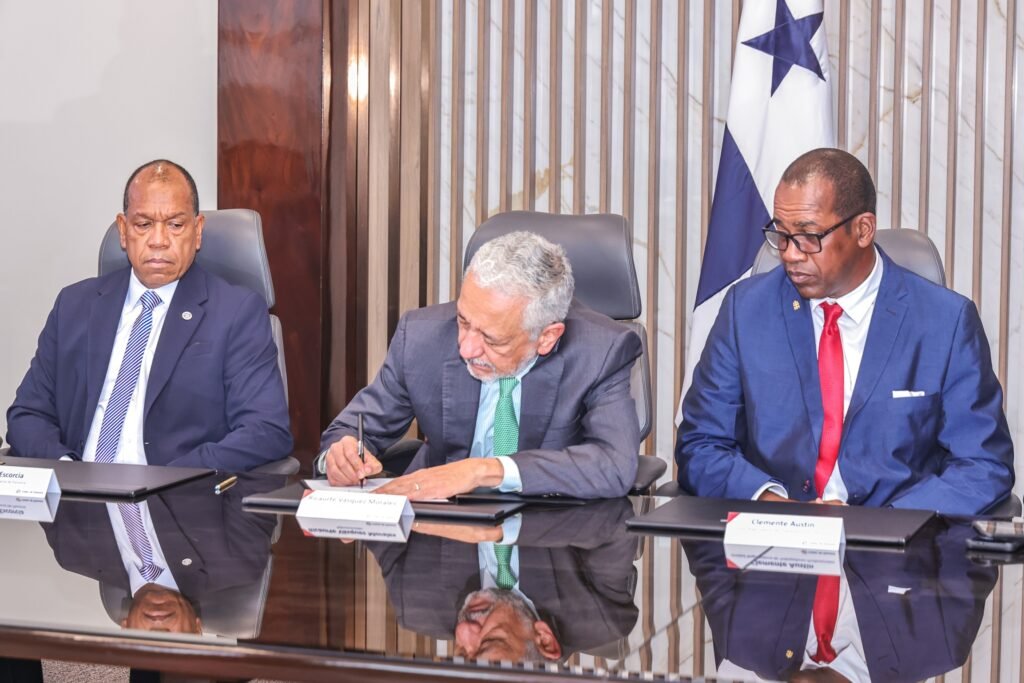 Canal de Panamá firma nueva convención colectiva con trabajadores profesionales tras un proceso de negociación récord