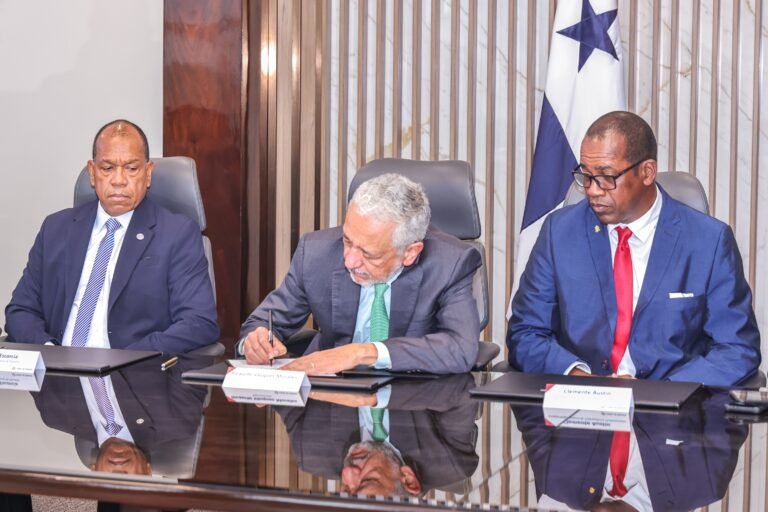Canal de Panamá firma nueva convención colectiva con trabajadores profesionales tras un proceso de negociación récord