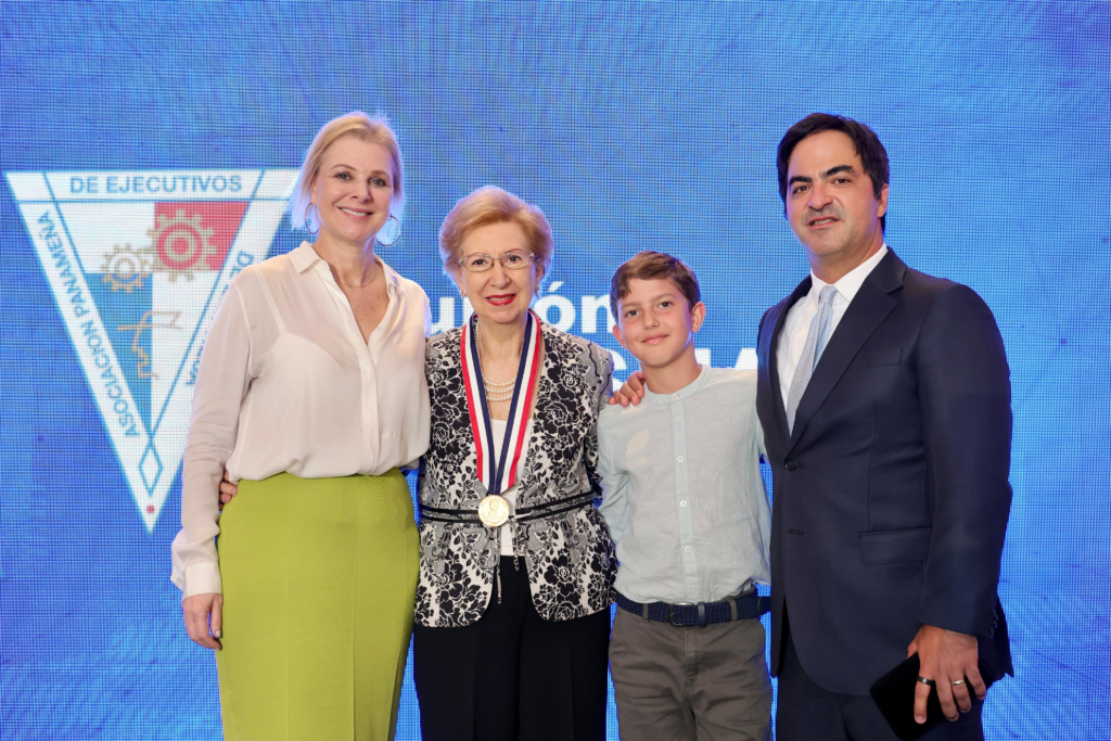 APEDE reconoce trayectoria de Luisa Turolla