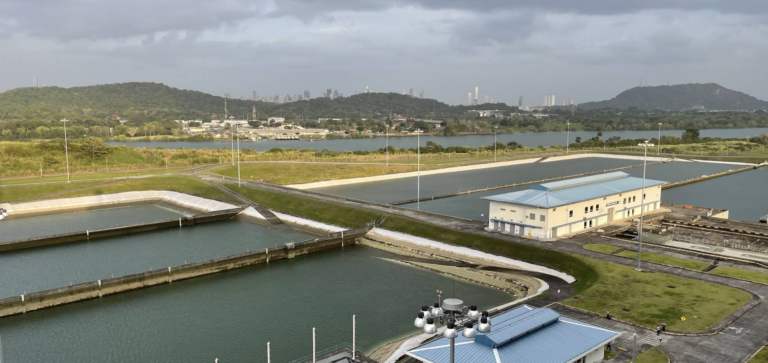 Canal de Panamá habilita corredor logístico tras cierre del Puente de las Américas por incendio - Panamá y Centroamérica