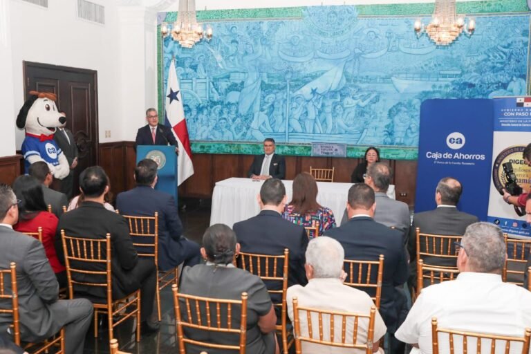 Gobierno impulsa plan financiero para más de 240 mil funcionarios - Panamá y Centroamérica