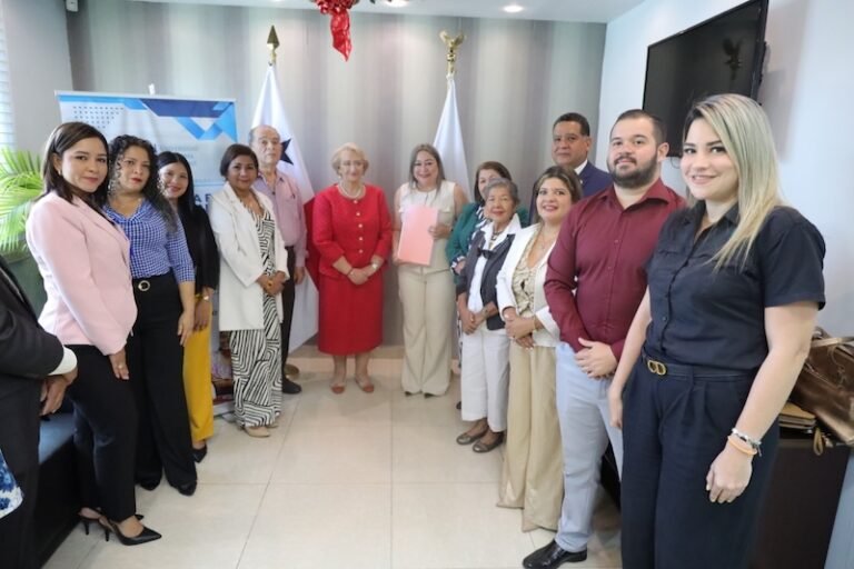 La autonomía no puede ser refugio del nepotismo”: Gobierno lleva denuncias contra universidad a la Fiscalía y la Contraloría - Panamá y Centroamérica