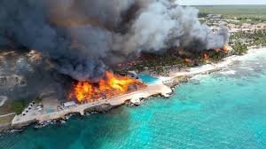Incendio arrasa un lujoso resort en la costa de República Dominicana - Panamá y Centroamérica