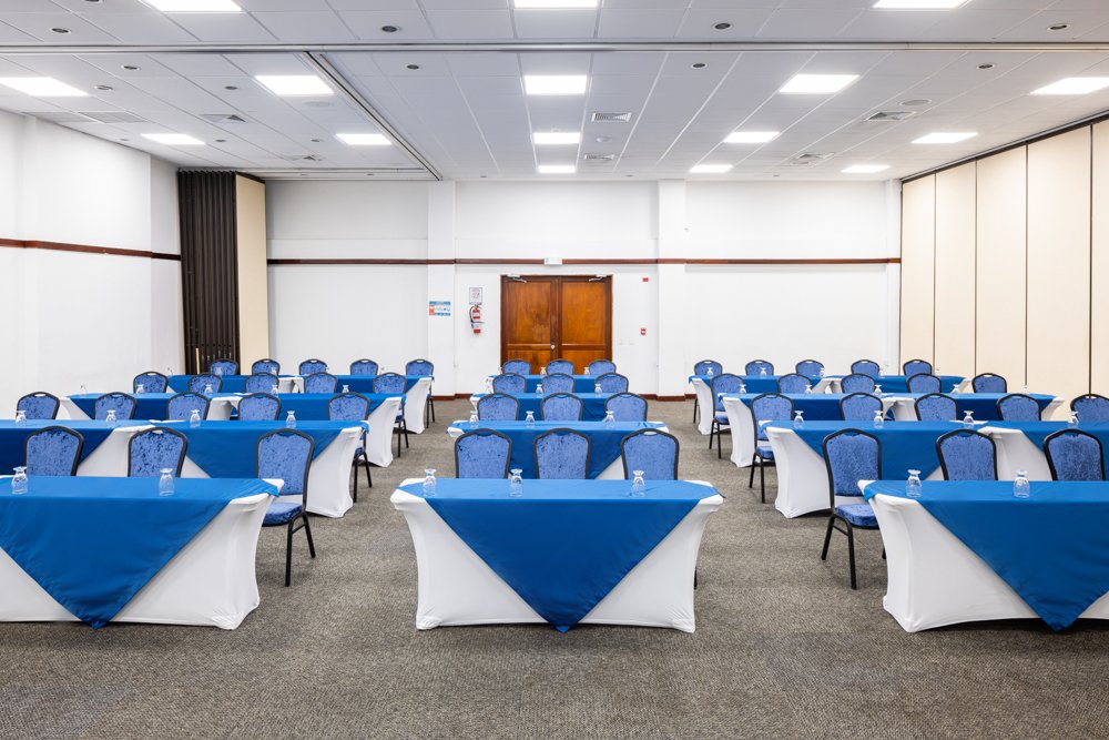 Salón preparado para reuniones corporativas en Grand Decameron Panamá