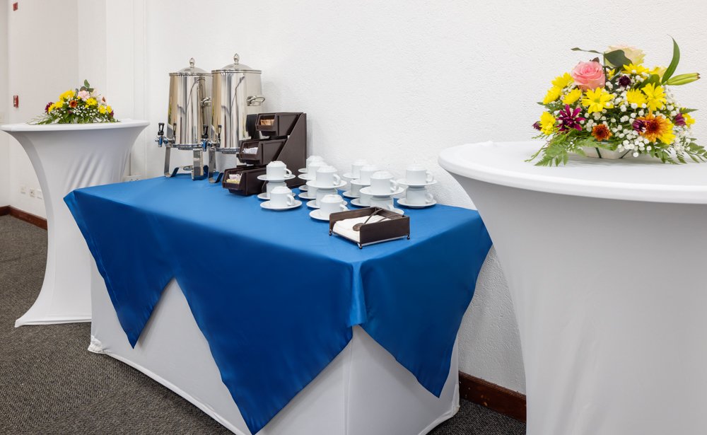 Estación de café preparada para un evento corporativo en Grand Decameron Panamá