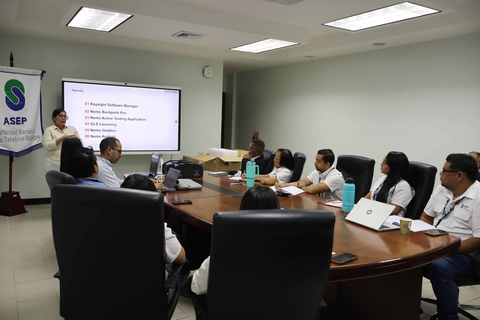 Personal técnico recibe capacitación sobre medición de telefonía móvil
