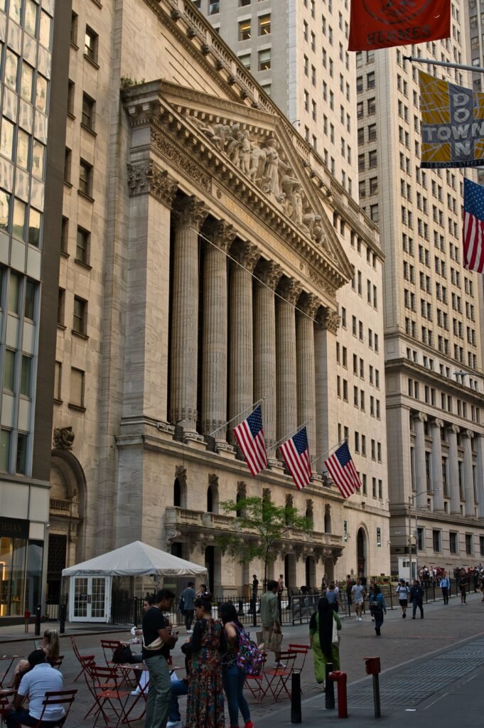 El nuevo símbolo del éxito femenino ya no es el salario: es invertir en Wall Street - Panamá y Centroamérica