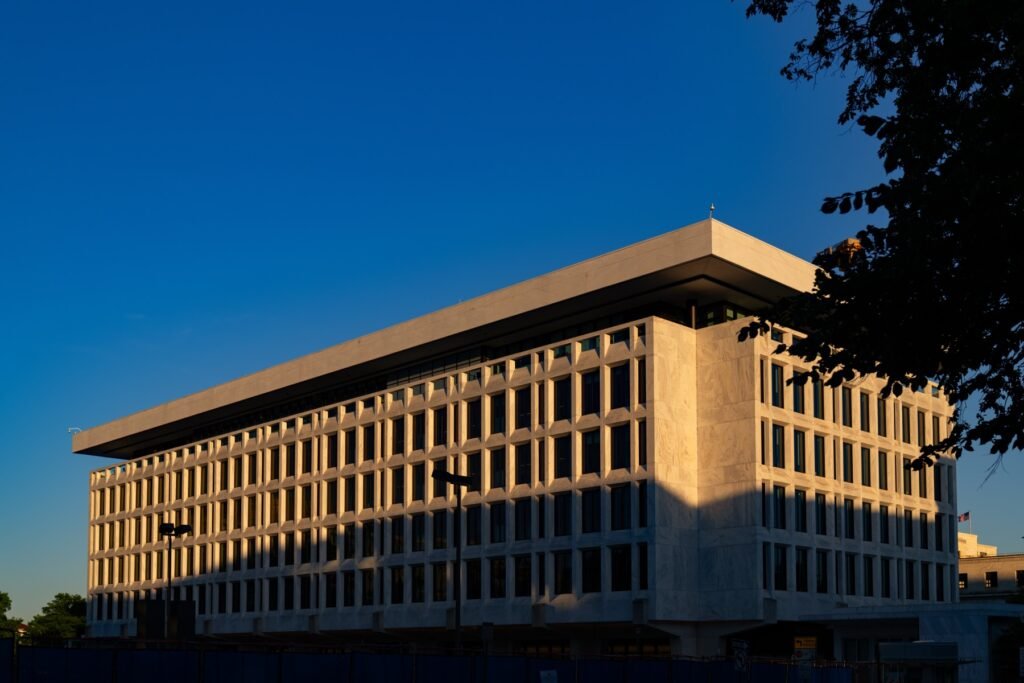 Edificio de la Reserva Federal en Washington bajo un cielo azul