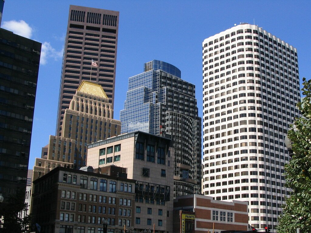 Vista de edificios de oficinas y rascacielos en el distrito financiero de Boston, Massachusetts.