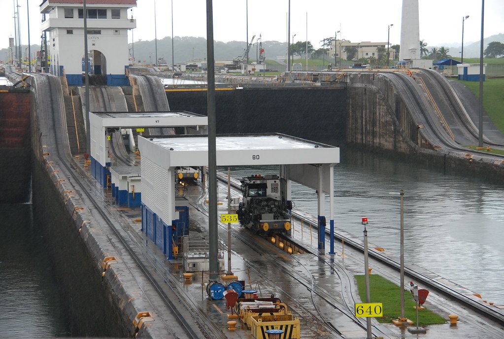 Locomotora de remolque bajo una estructura techada en las esclusas de Gatún del Canal de Panamá.