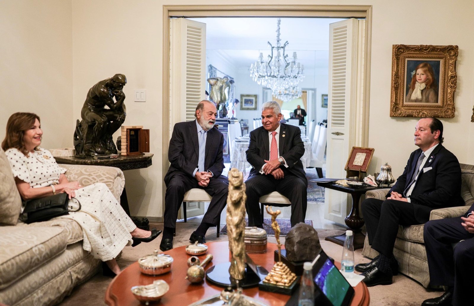 Carlos Slim y José Raúl Mulino conversan acompañados por Maricel Cohen de Mulino y Javier Martínez Acha