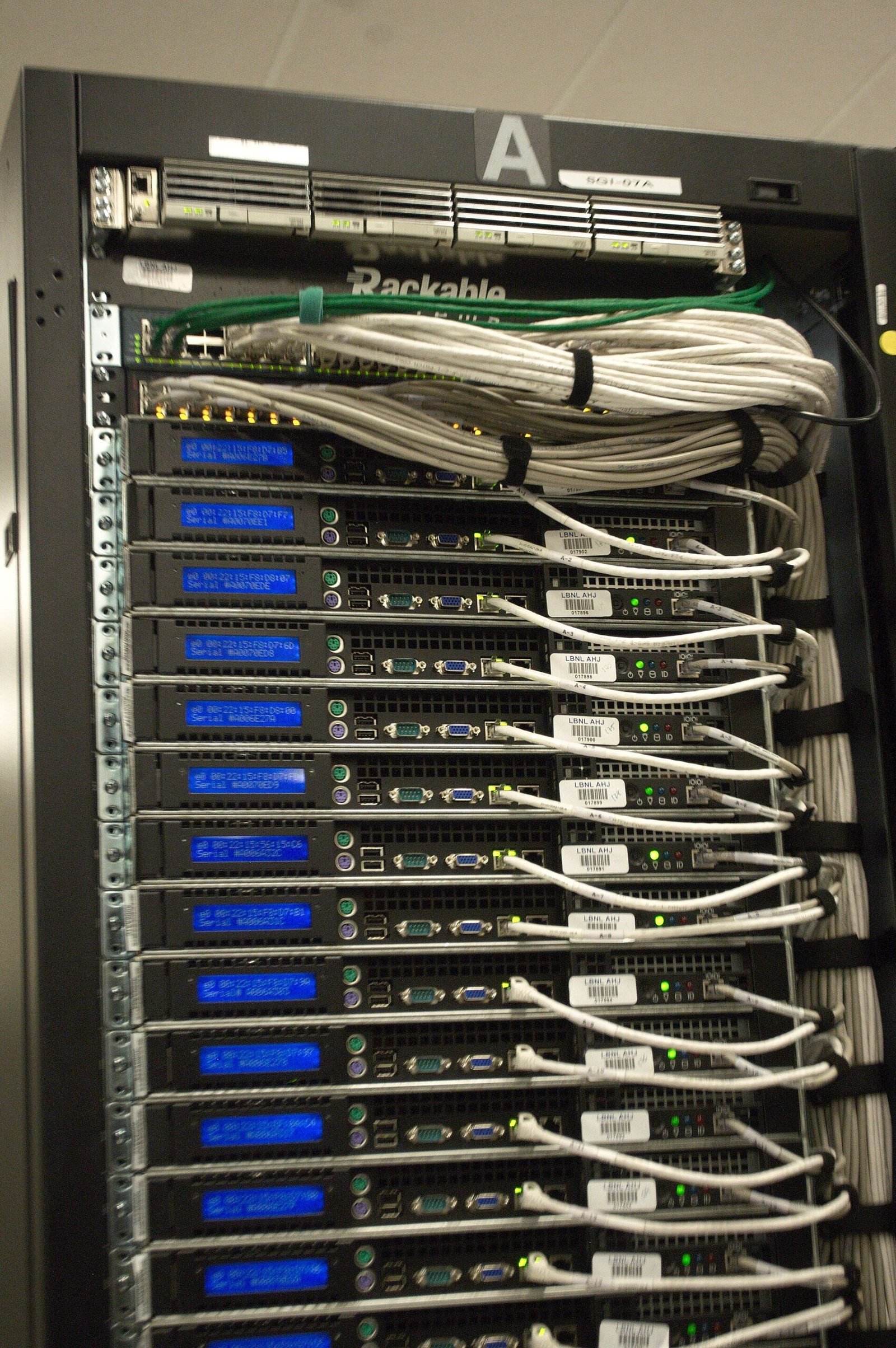 Cableado y conexiones en la parte posterior de servidores