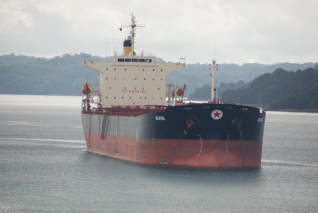 Buque tanquero navegando por el lago Gatún en Panamá