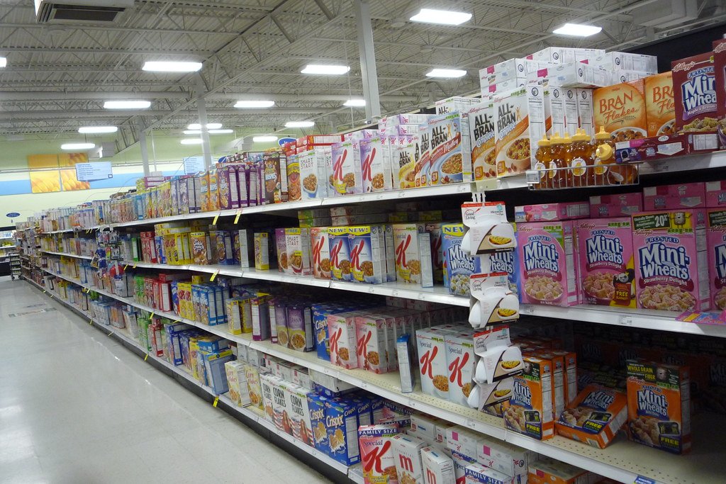 Pasillo de cereales y productos empacados en un supermercado