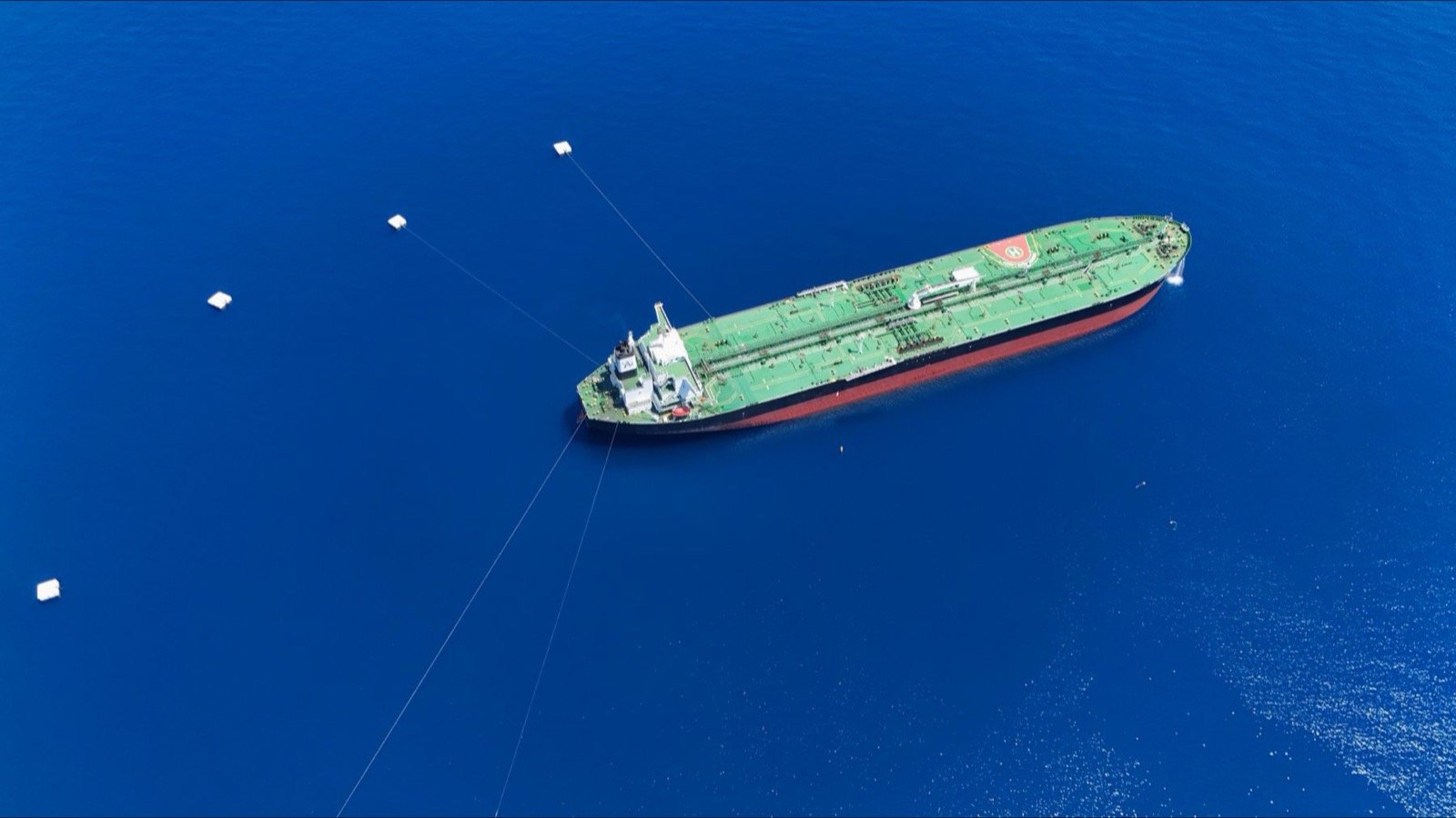 Vista aérea de un petrolero fondeado en mar abierto