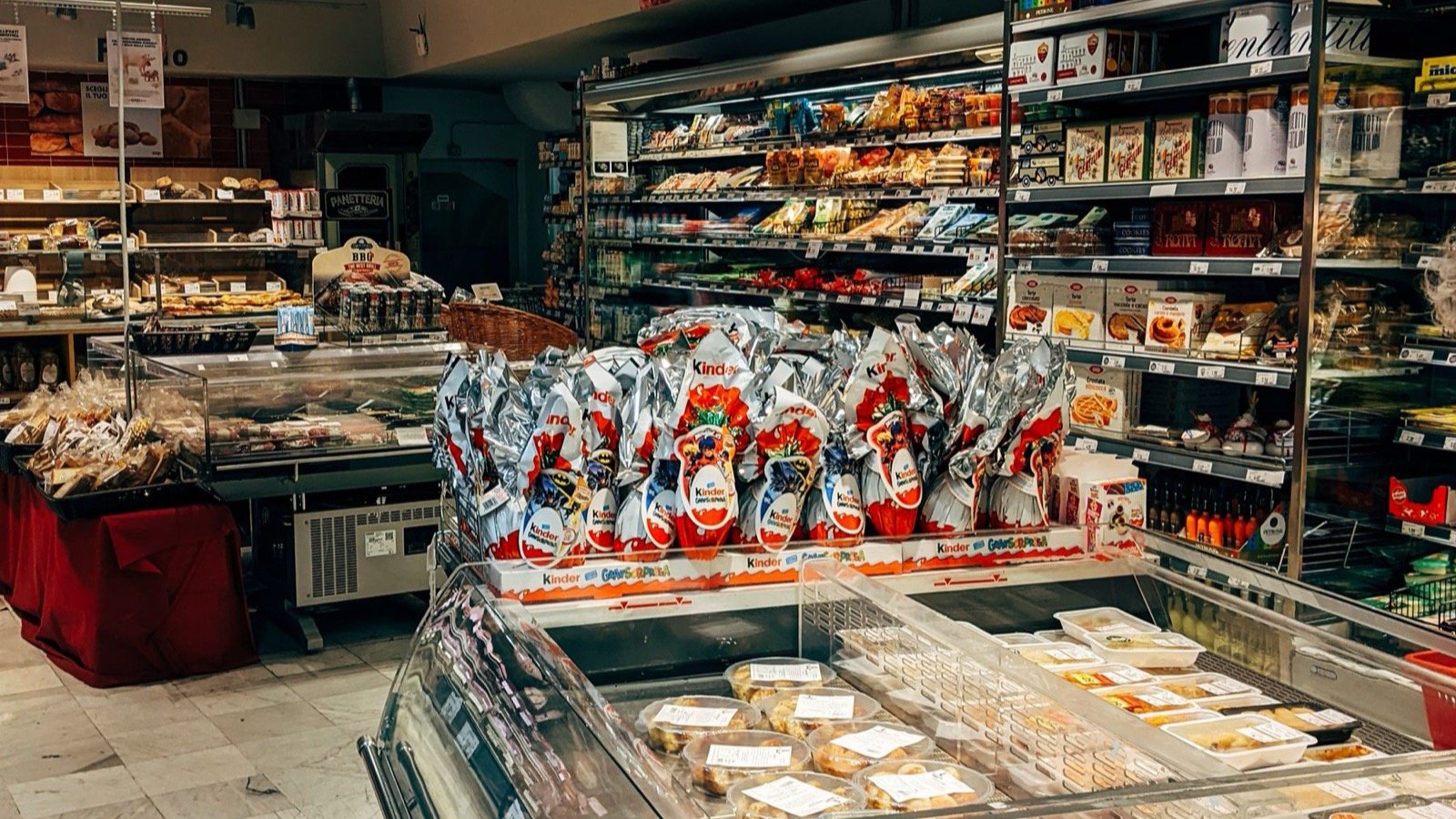 Alimentos envasados exhibidos en un supermercado