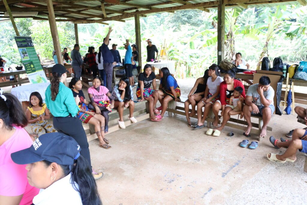 Familias y representantes de una comunidad emberá reunidos en un conversatorio