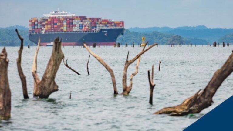 Buque portacontenedores navega por el Canal de Panamá