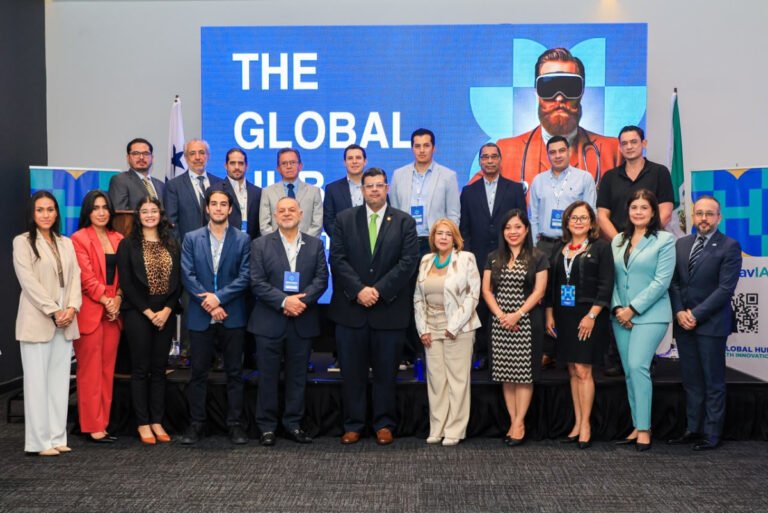 Representantes de la industria médica posan durante el lanzamiento de una feria en Panamá