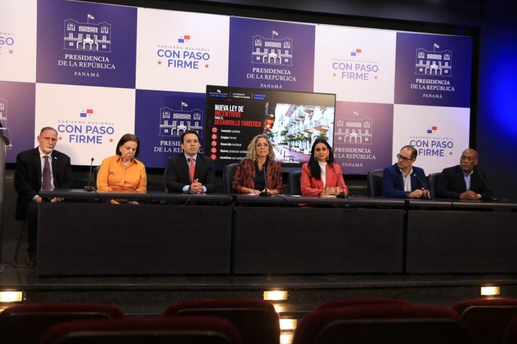 Autoridades y representantes del turismo en una conferencia sobre incentivos fiscales