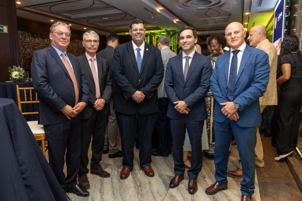 Representantes empresariales y funcionarios posan durante un encuentro en Panamá