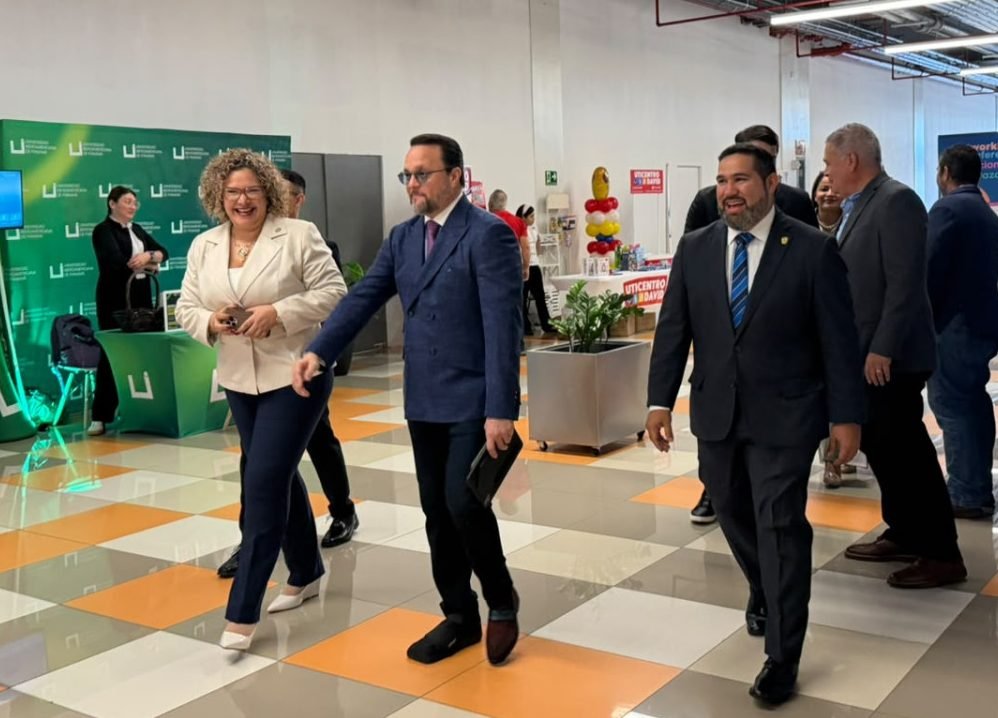 Autoridades recorren un recinto con puestos empresariales en Chiriquí