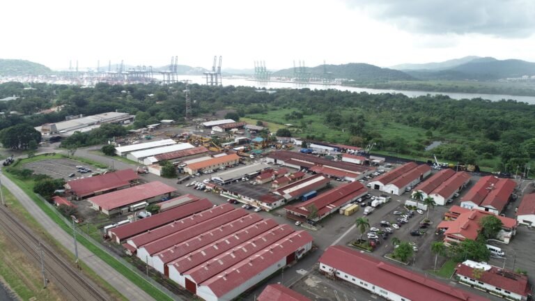 Vista aérea de instalaciones industriales y logísticas en Panamá