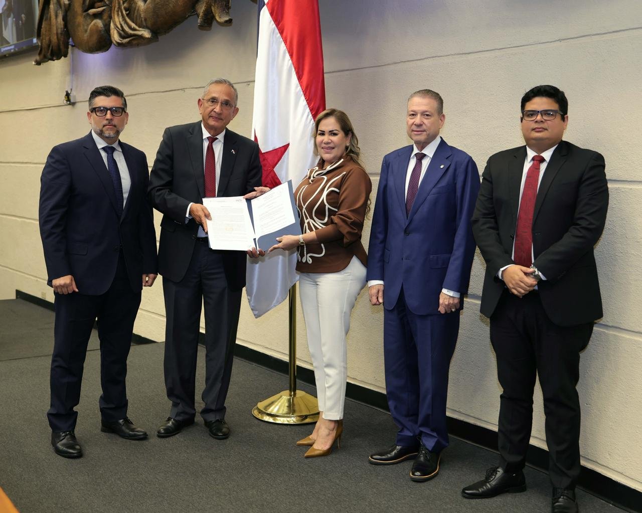 Cierre del Banco Hipotecario llega cuando el mercado de vivienda enfrenta una prueba de demanda - Panamá y Centroamérica