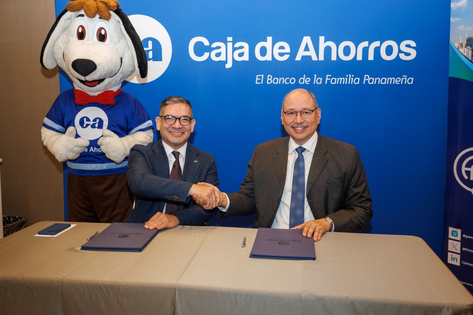 Andrés Farrugia y Rafael Robinson Vargas estrechan manos tras la alianza entre Caja de Ahorros y la Cámara Fintech de Panamá