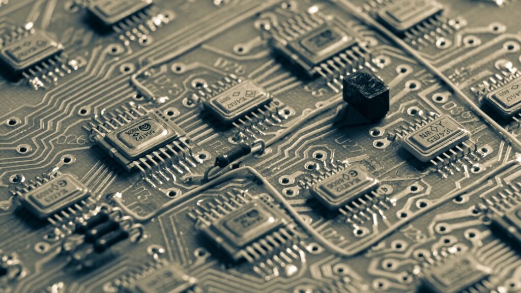 Microchips instalados sobre una tarjeta de circuitos
