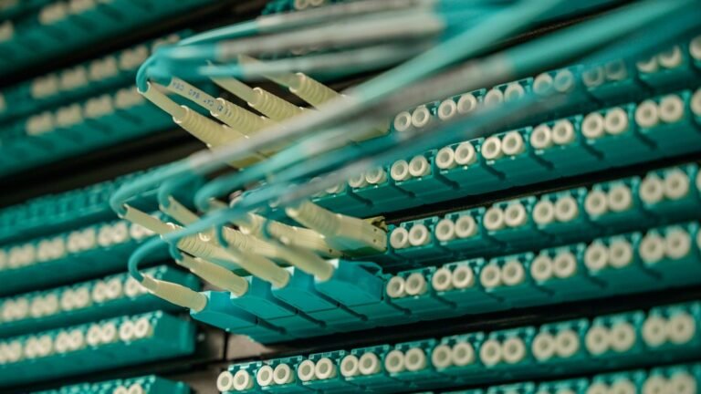Conectores y cables de fibra óptica en una instalación de telecomunicaciones