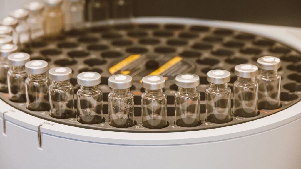 Frascos de vidrio colocados en un equipo de laboratorio