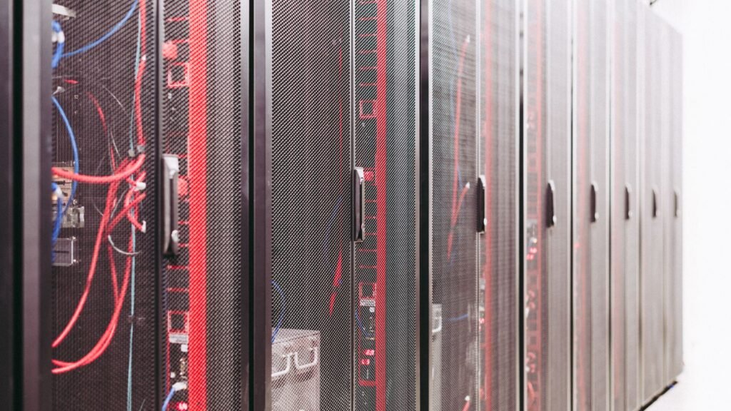 Filas de servidores dentro de un centro de datos