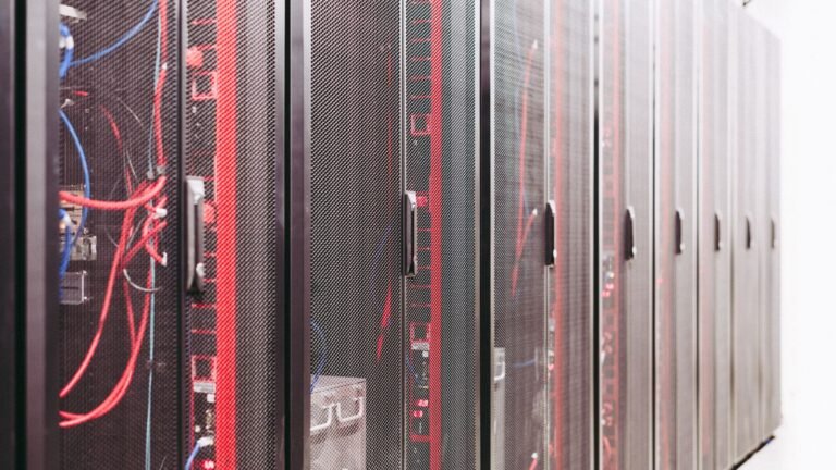 Filas de servidores dentro de un centro de datos