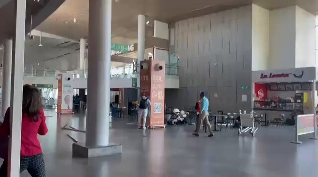 Pasajeros dentro del aeropuerto de Pereira durante el terremoto