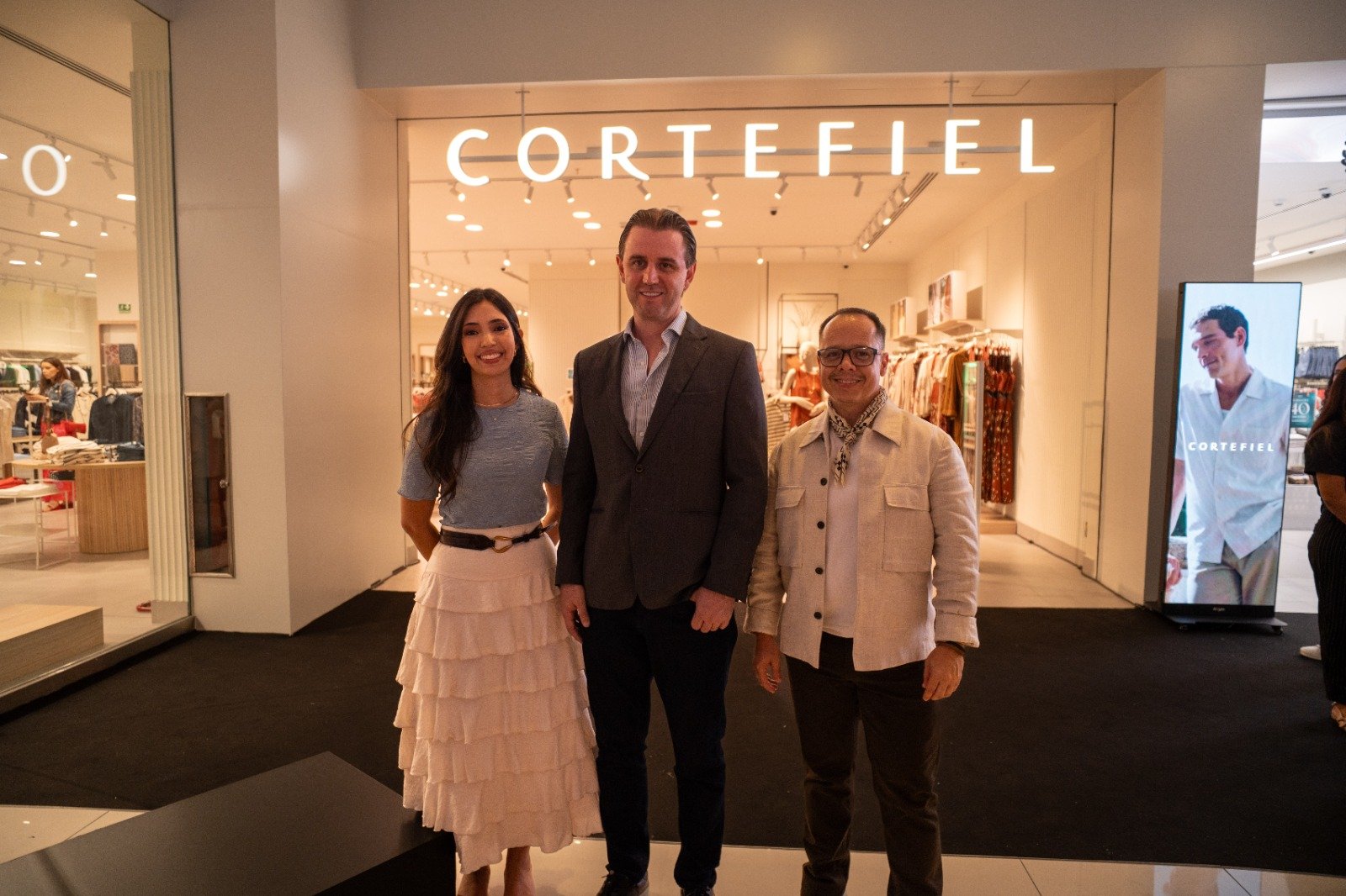 Representantes de AR Holdings frente a una tienda Cortefiel en Panamá