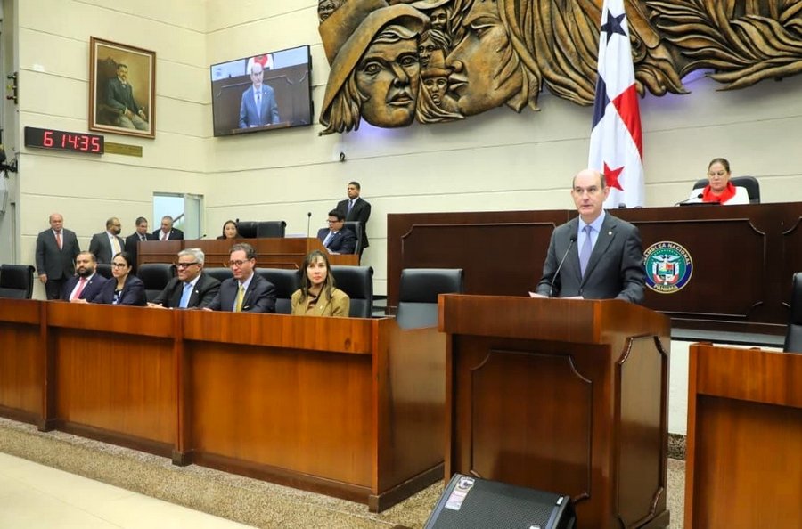 Felipe Chapman presenta el proyecto de Presupuesto General del Estado 2027 en el pleno de la Asamblea Nacional