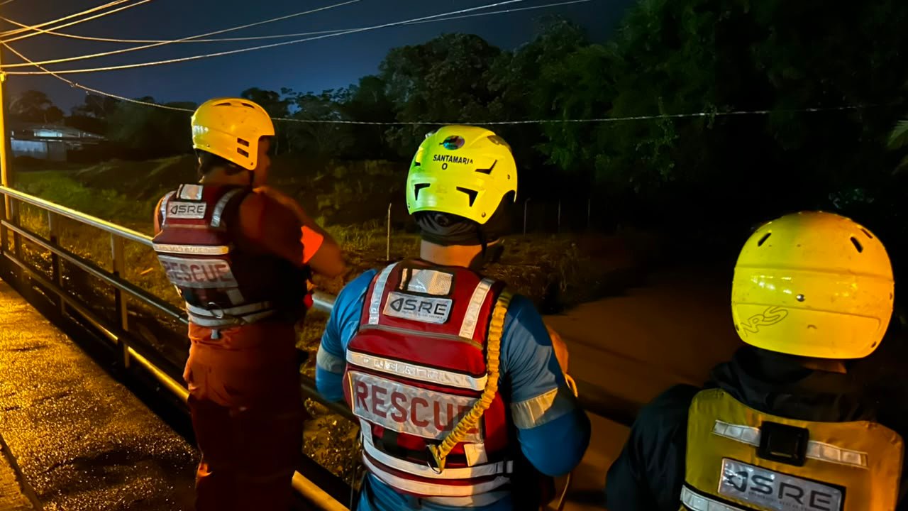 Rescatistas vigilan el nivel de un río durante las lluvias en Bocas del Toro