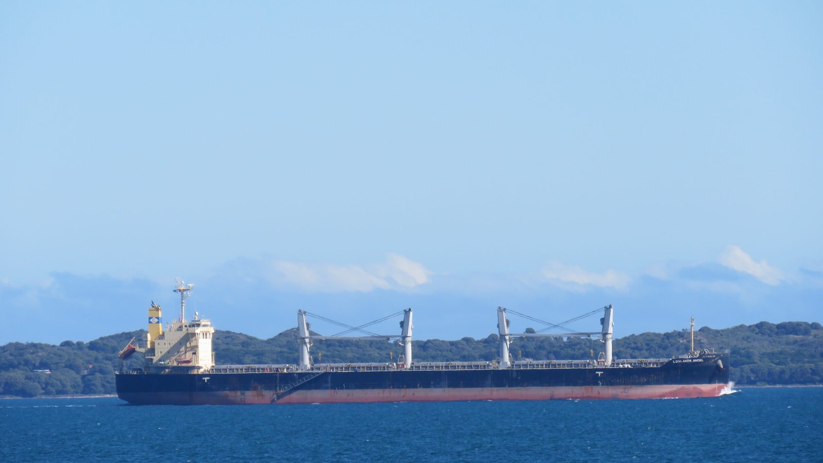 Buque granelero navegando en el mar utilizado como imagen de referencia