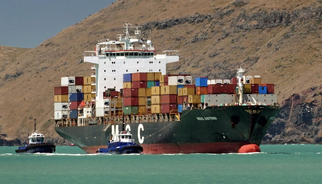 Portacontenedores cargado navegando en mar abierto