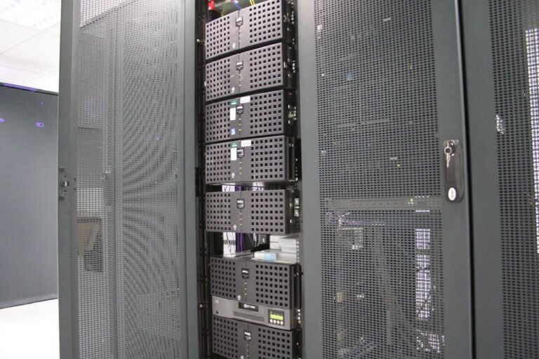 Servidores informáticos instalados en un rack de un centro de datos