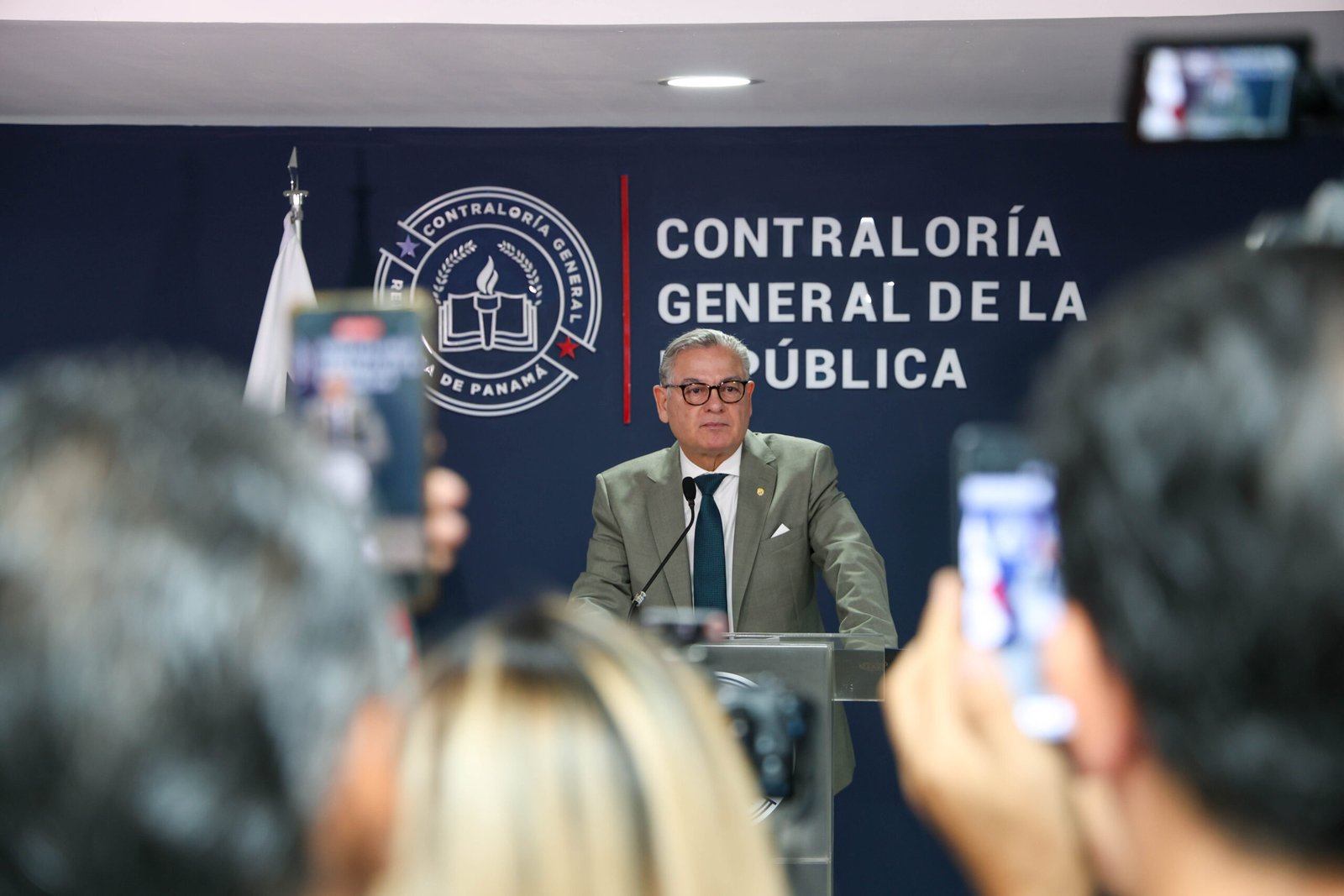 El contralor Anel Flores frente al emblema de la Contraloría General de la República
