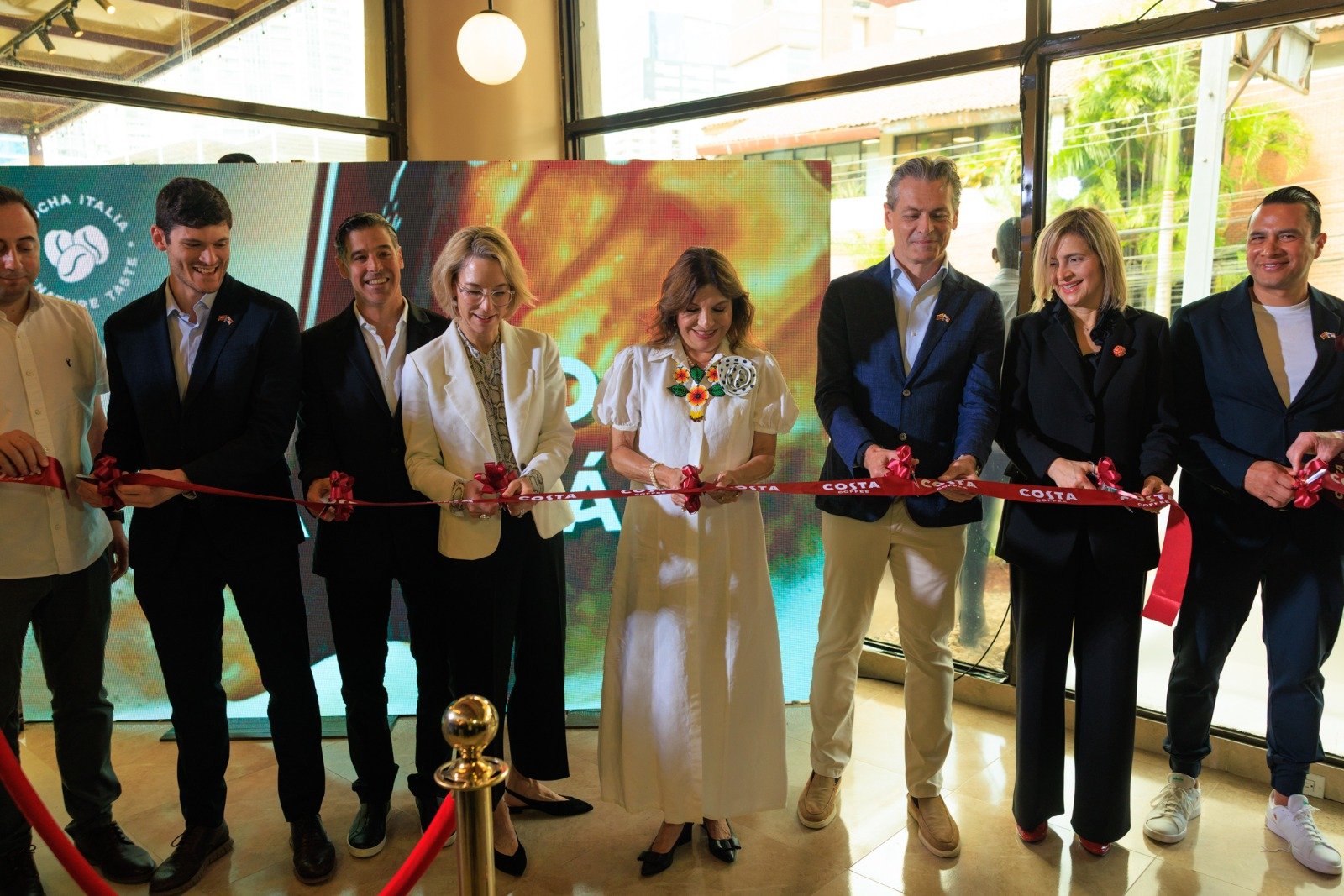 Corte de cinta durante la inauguración de Costa Coffee en Panamá