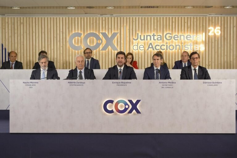 Directivos de Cox durante la Junta General de Accionistas de 2026
