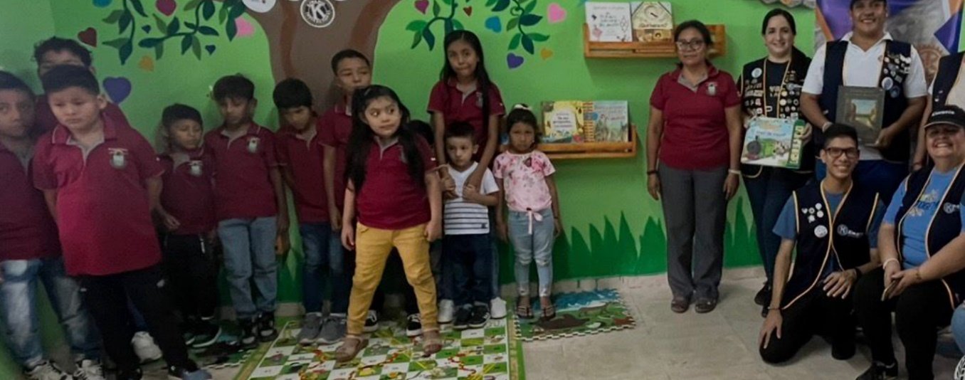 Visita al CEBG El Platanal en Coclé durante una actividad del Rincón de Lectura