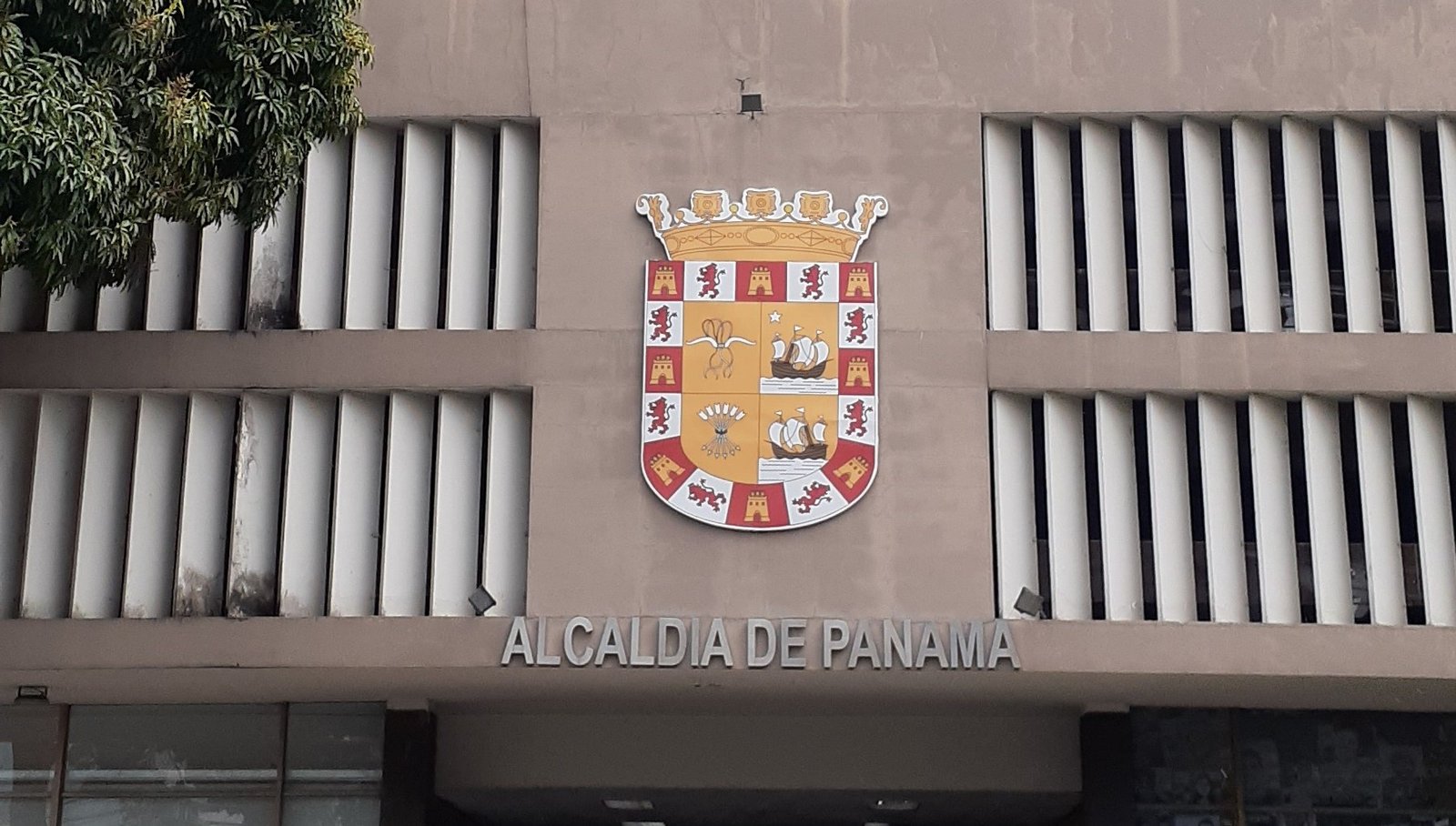 Fachada del edificio Hatillo con el escudo municipal y el rótulo Alcaldía de Panamá