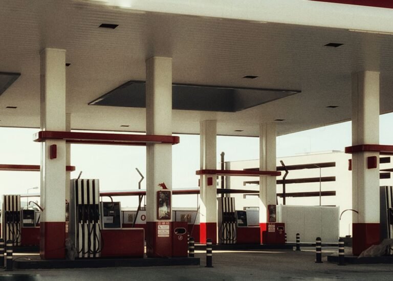 Surtidores de combustible bajo el techo de una estación de servicio