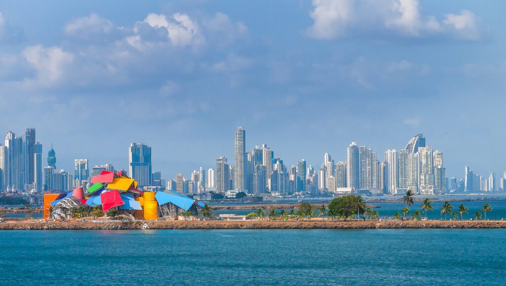 Vista panorámica de Ciudad de Panamá con el Biomuseo en primer plano